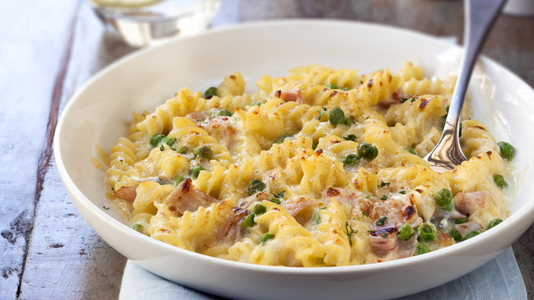 Mac and cheese with ham and peas