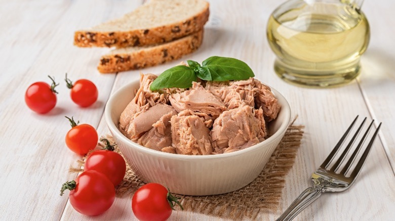 tuna with basil, tomatoes, bread, and oil