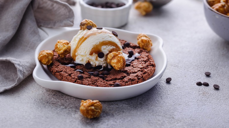 Brownie sundae with caramel corn