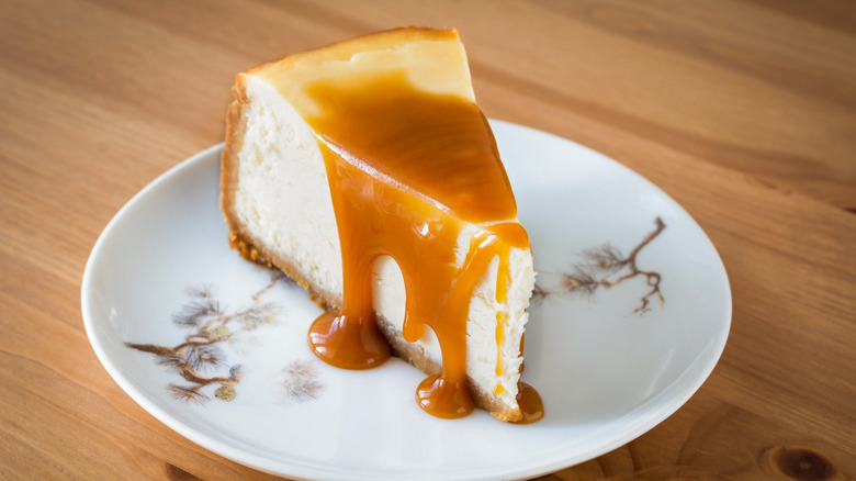 Caramel drizzled on cheesecake