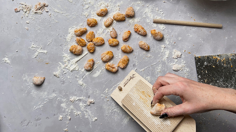 rolling gnocchi on rigagnocchi