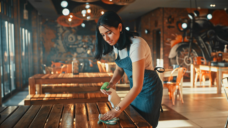 Server bussing a table 