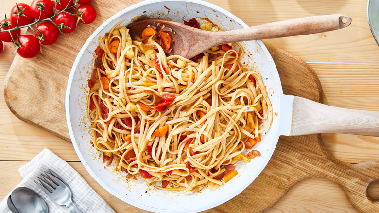 Spaghetti salad with cherry tomatoes