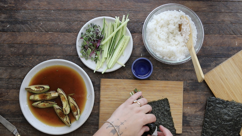 Hand rolling nori roll