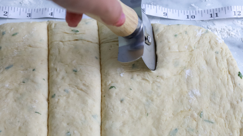 hand rolling pizza cutter