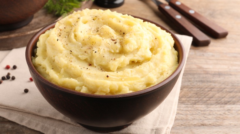 bowl of mashed potatoes