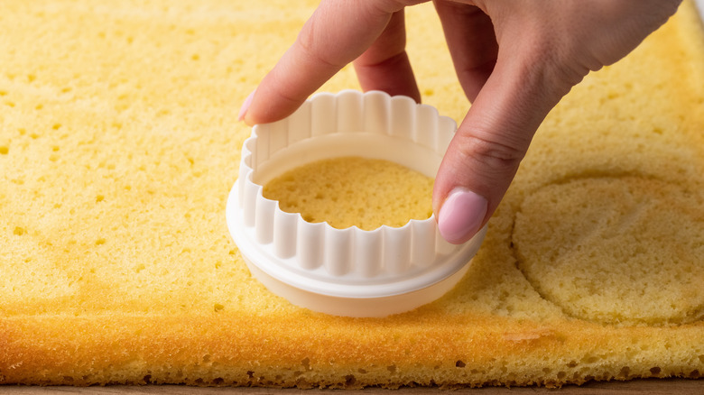 Cutting circles of vanilla cake