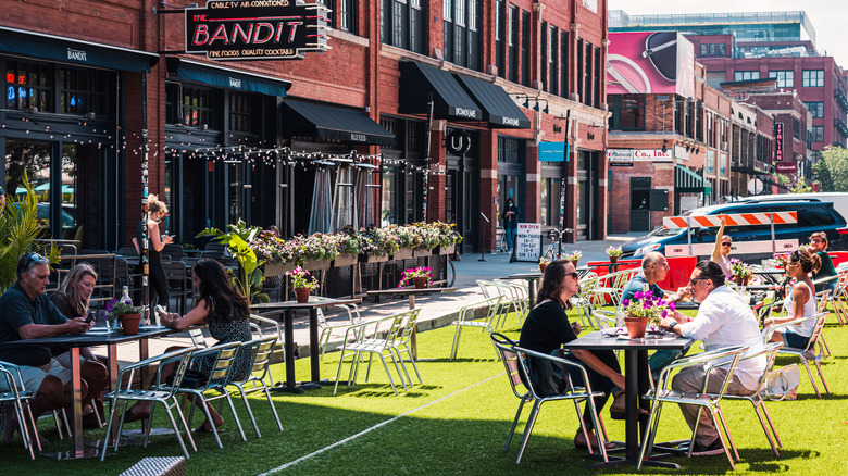 Outdoor dining in Chicago