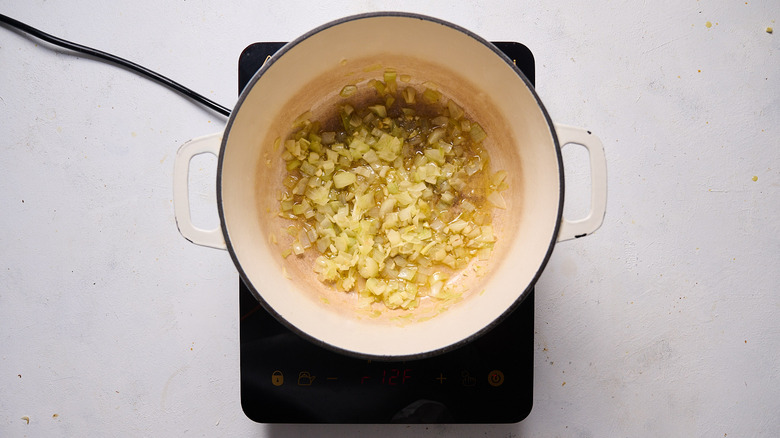 adding lemon to pot