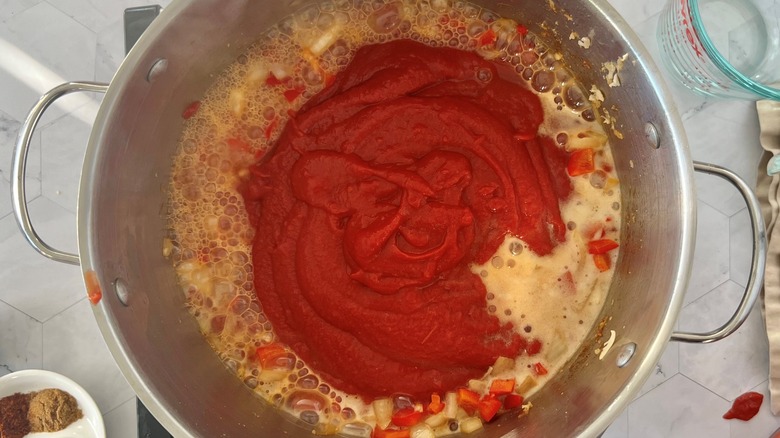 tomato sauce in pot with beer and vegetables