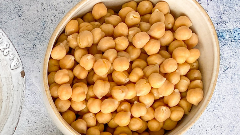 chickpeas in bowl 