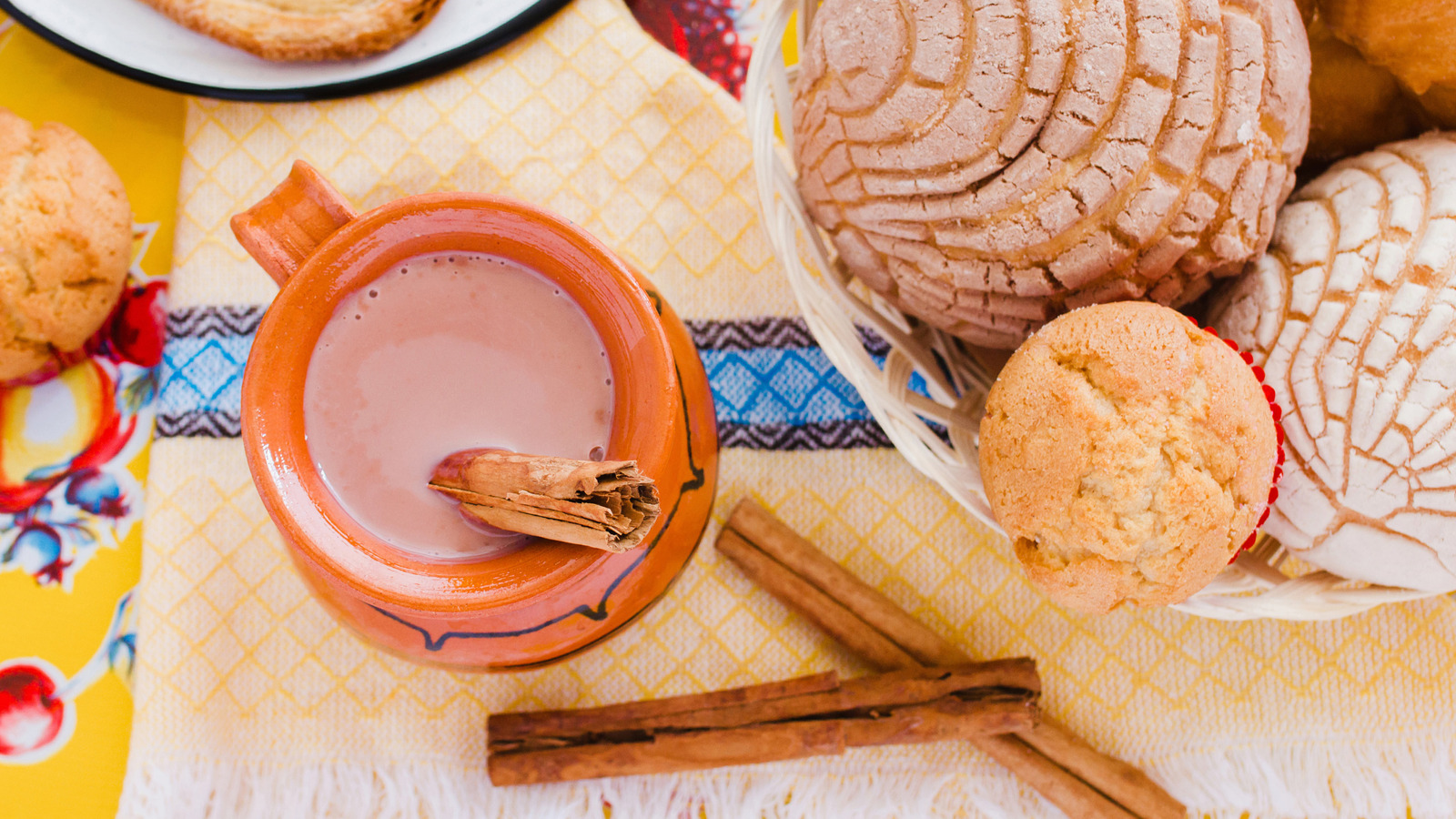 https://www.tastingtable.com/img/gallery/chocolate-atole-the-oaxacan-drink-that-uses-a-rare-type-of-cocoa/l-intro-1663261274.jpg