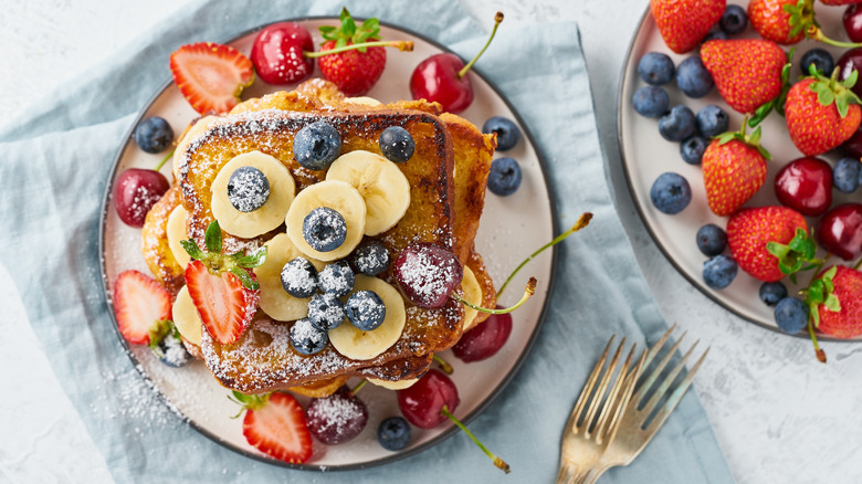 Brioche French toast with berries and sugar