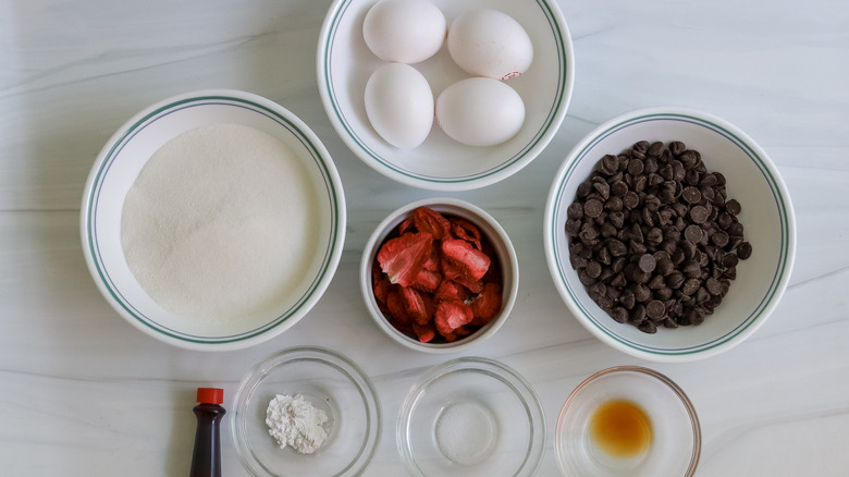 chocolate strawberry meringue cookies ingredients