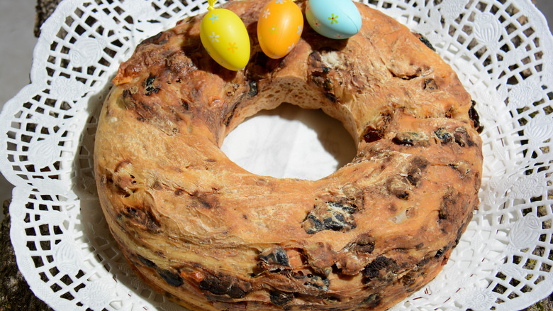 Easter ciambella with eggs on top