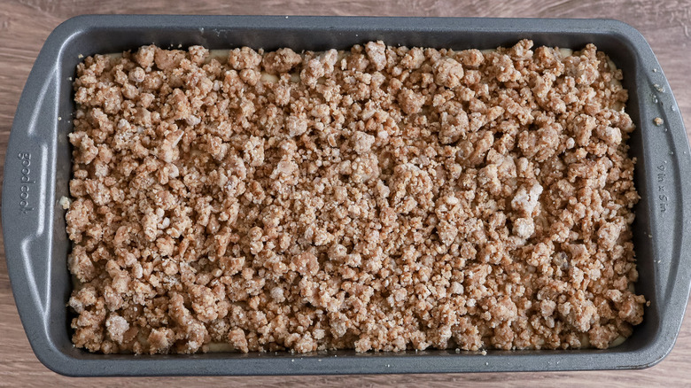 streusel crumbles in loaf pan