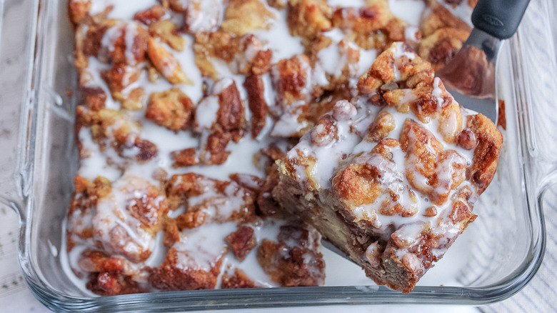 slice of cinnamon roll pudding