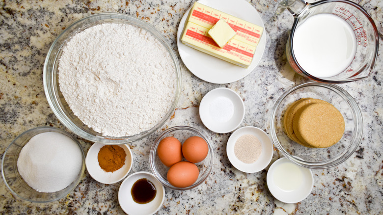 cinnamon rolls ingredients 