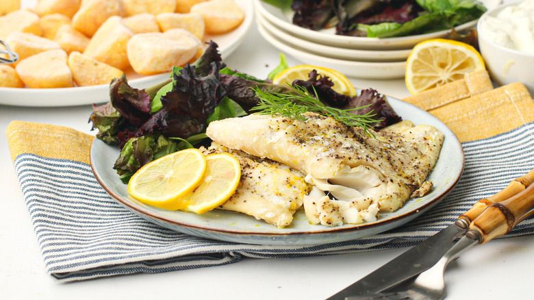 fish with lemon and salad