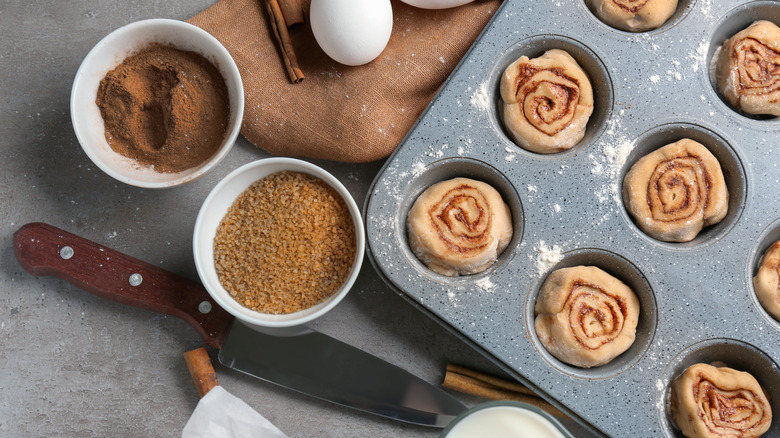 Cinnamon rolls muffin tin