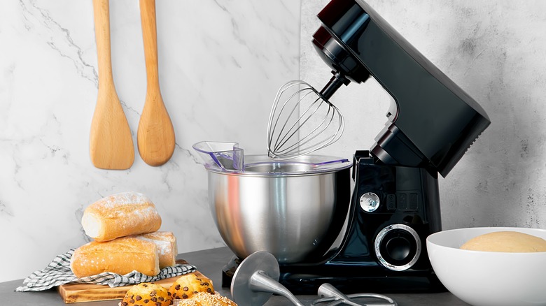 Standing mixer with bread