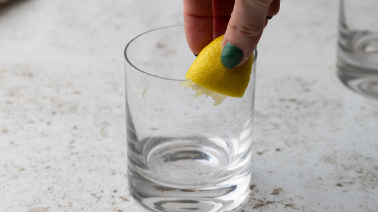 lemon juice on rim of glass 