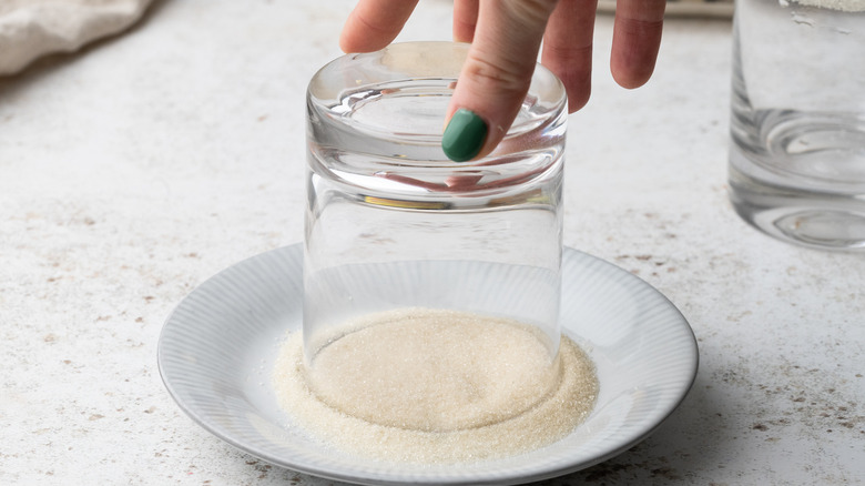 adding sugar on glass rim