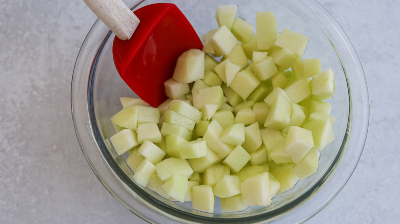 Apples and lemon juice in a bowl