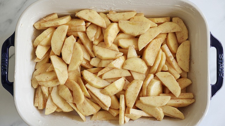 sliced apples in tray 