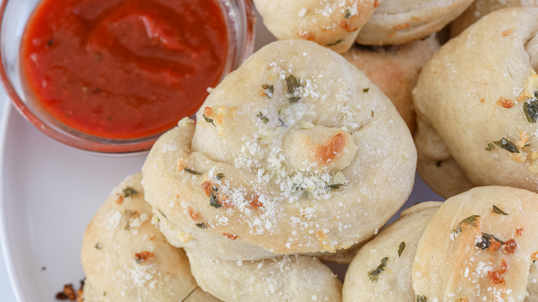 garlic knots with marinara