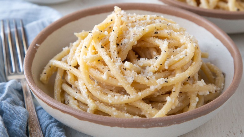 cacio e pepe in bowl 