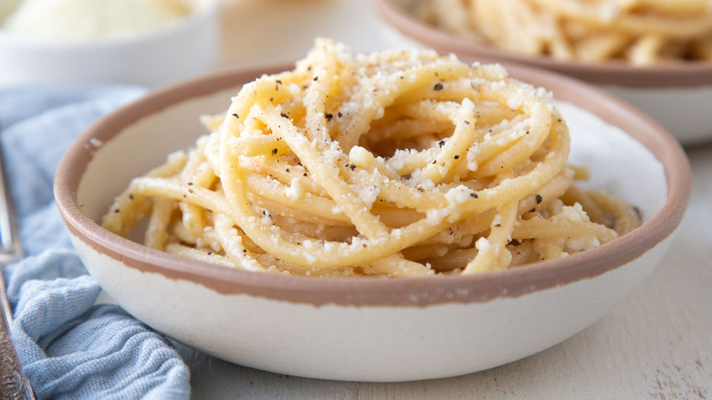 cacio e pepe in bowl 