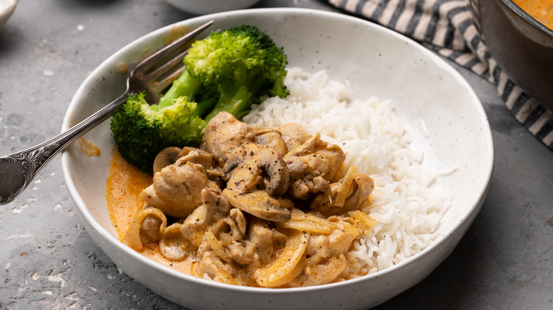 serving of chicken stroganoff