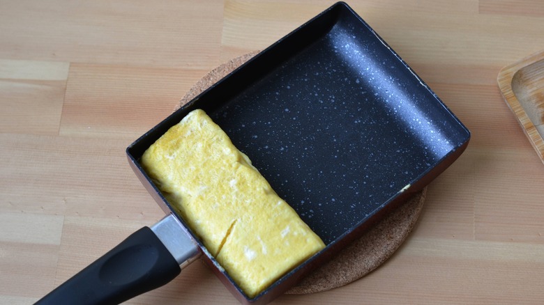 rolled tamagoyaki in square pan