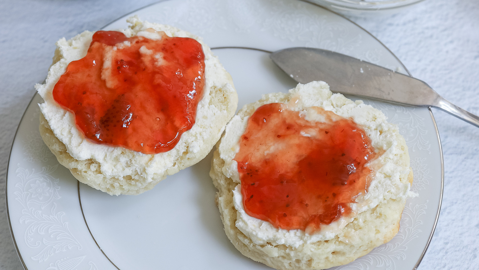 https://www.tastingtable.com/img/gallery/classic-english-scone-recipe/l-intro-1689282329.jpg