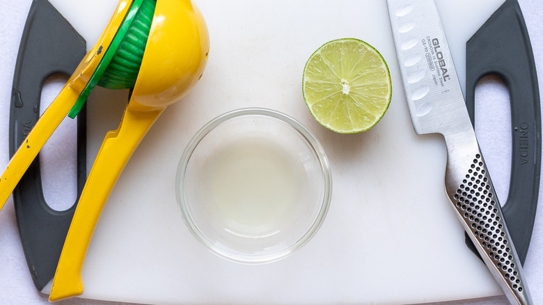 lime juice in dish 