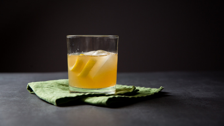 Gold rush cocktail on table