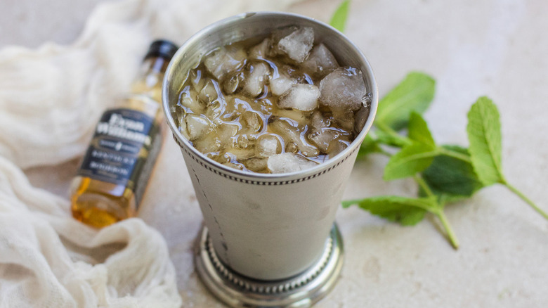 mint julep with ice