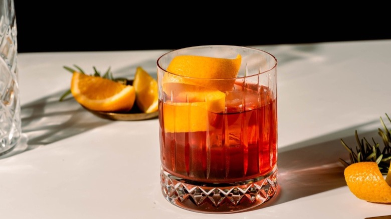 classic negroni in glass 