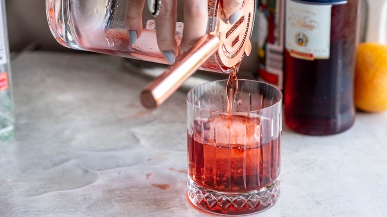 classic negroni in glass 