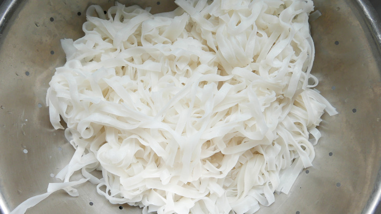 rice noodles in collander 