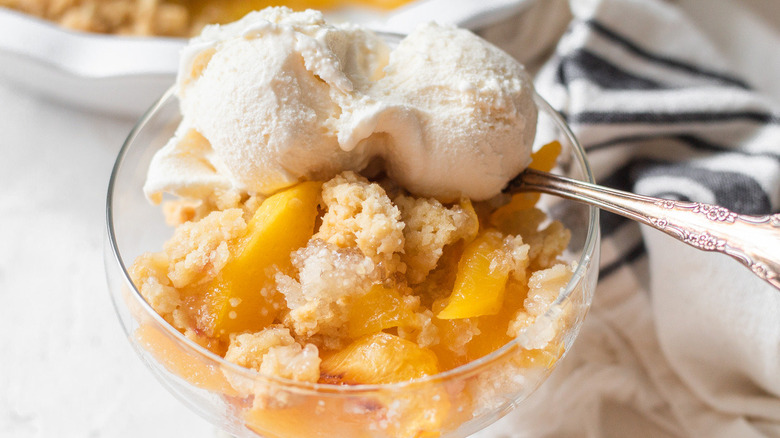 peach cobbler a la mode