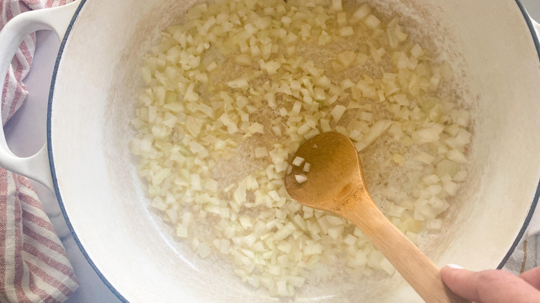 garlic and onion in pot 