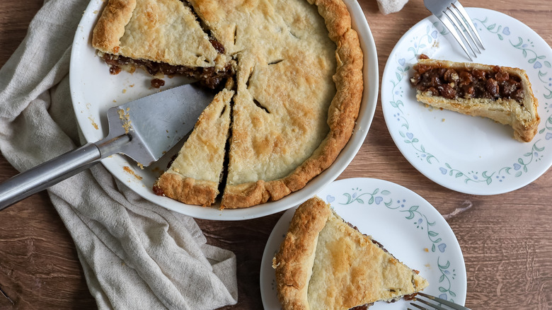 sliced raisin pie with servings