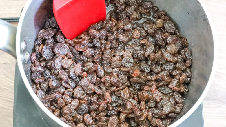 boiling raisins in saucepan