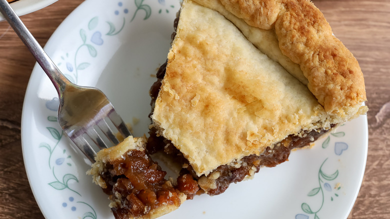 golden raisin pie slice