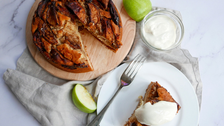 apple cake and cake slice