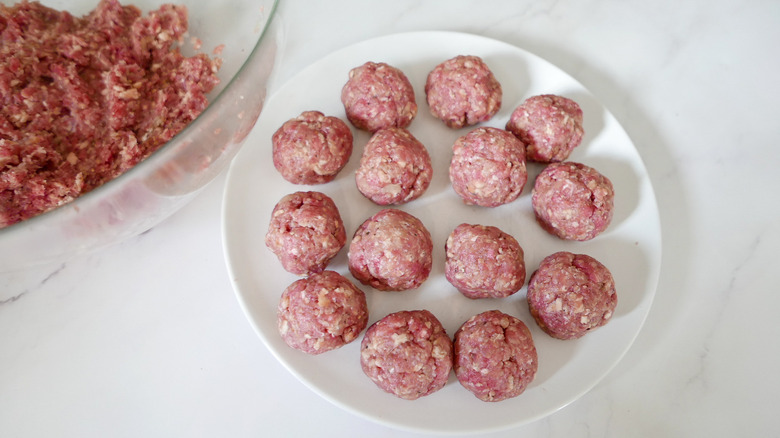 meatballs on plate 