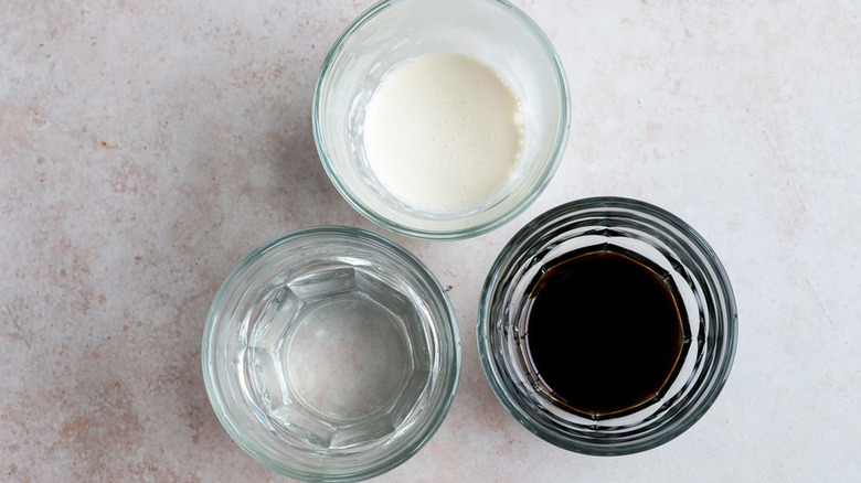 ingredients for white russian cocktail