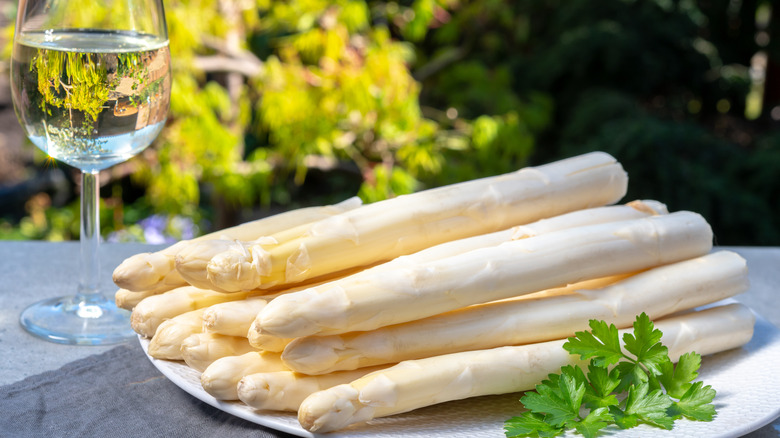 white wine and white asparagus bundle